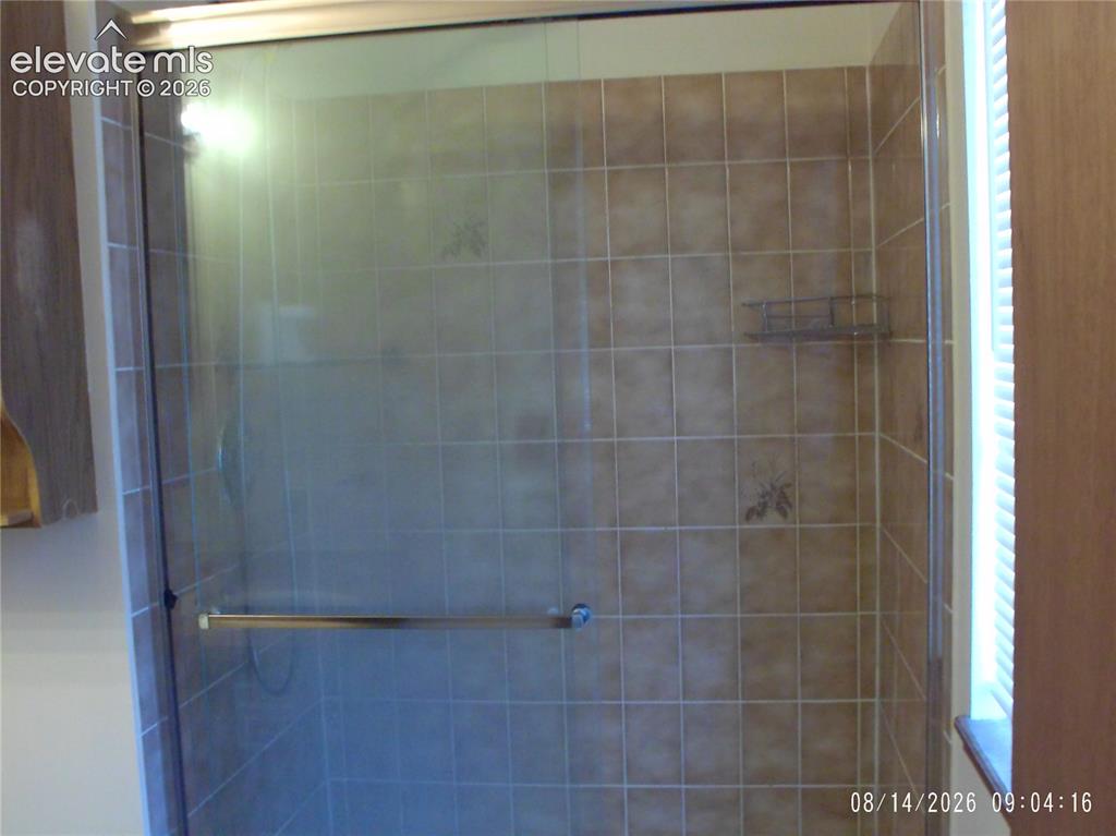 Image 17 of 18: Bathroom