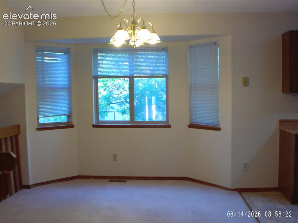 Image 4 of 18: Dining Area