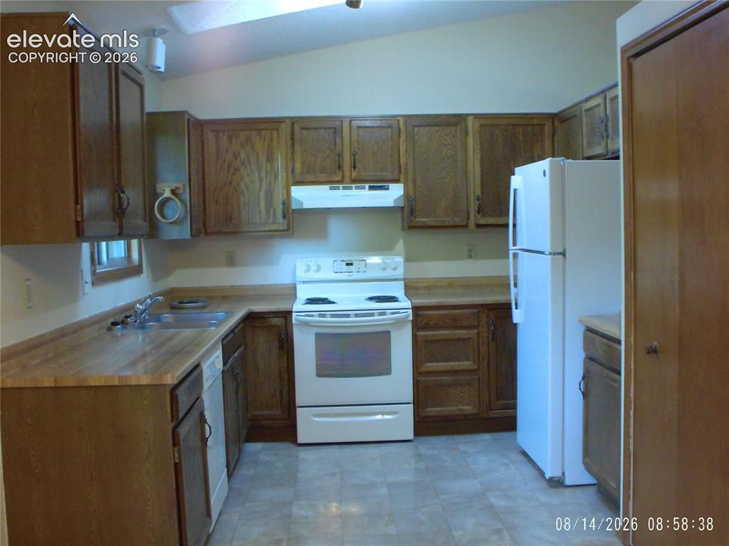 Image 5 of 18: Kitchen
