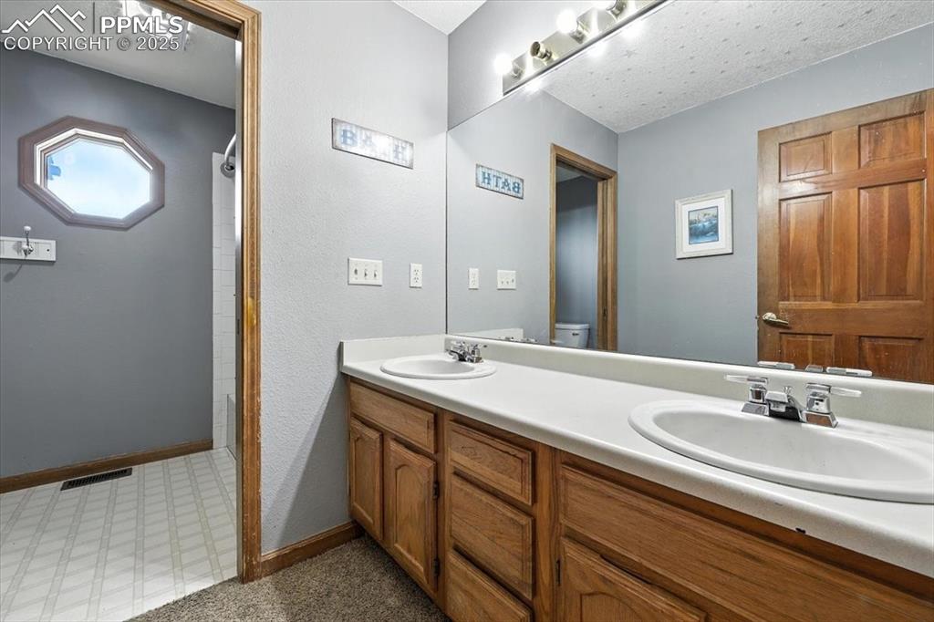 Image 17 of 29: Full bathroom