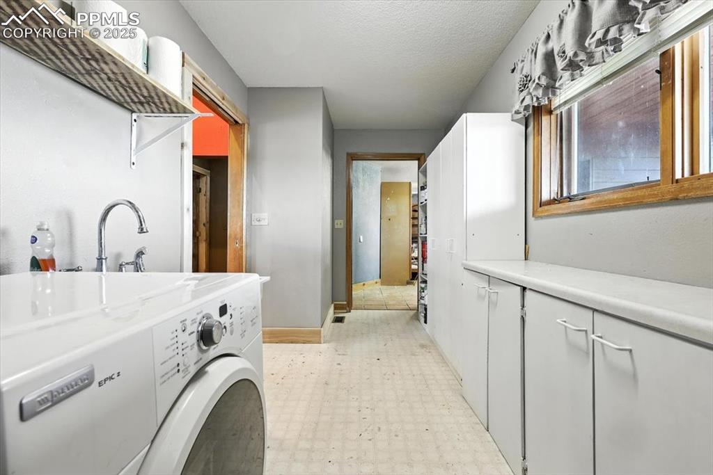 Image 20 of 29: Laundry room 