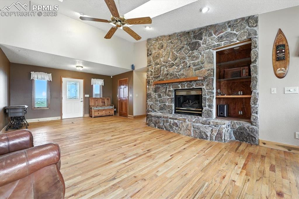 Image 4 of 29: Living room 