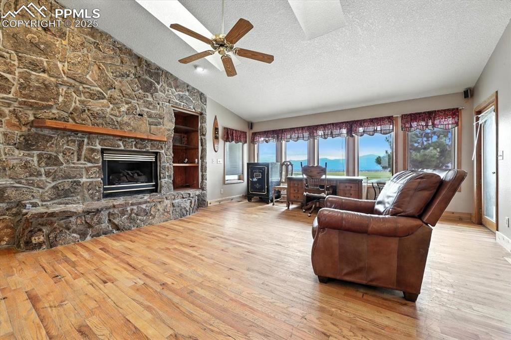 Image 5 of 29: Living area