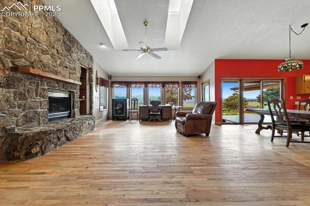 Image 6 of 29: Living area 