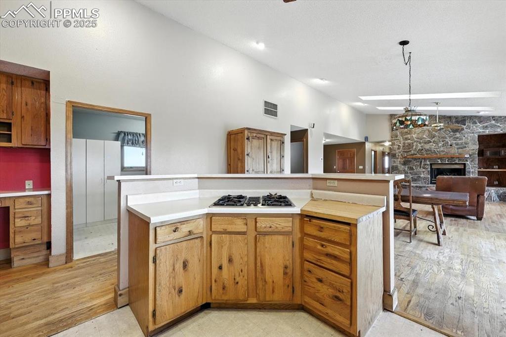 Image 9 of 29: Kitchen 