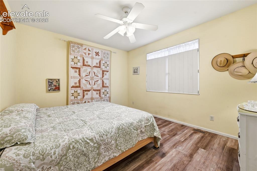 Image 11 of 34: Bedroom