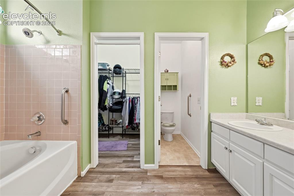 Image 14 of 34: Bathroom