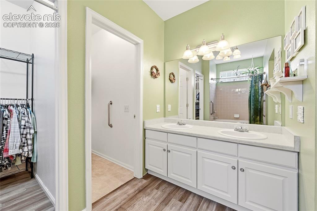Image 15 of 34: Bathroom