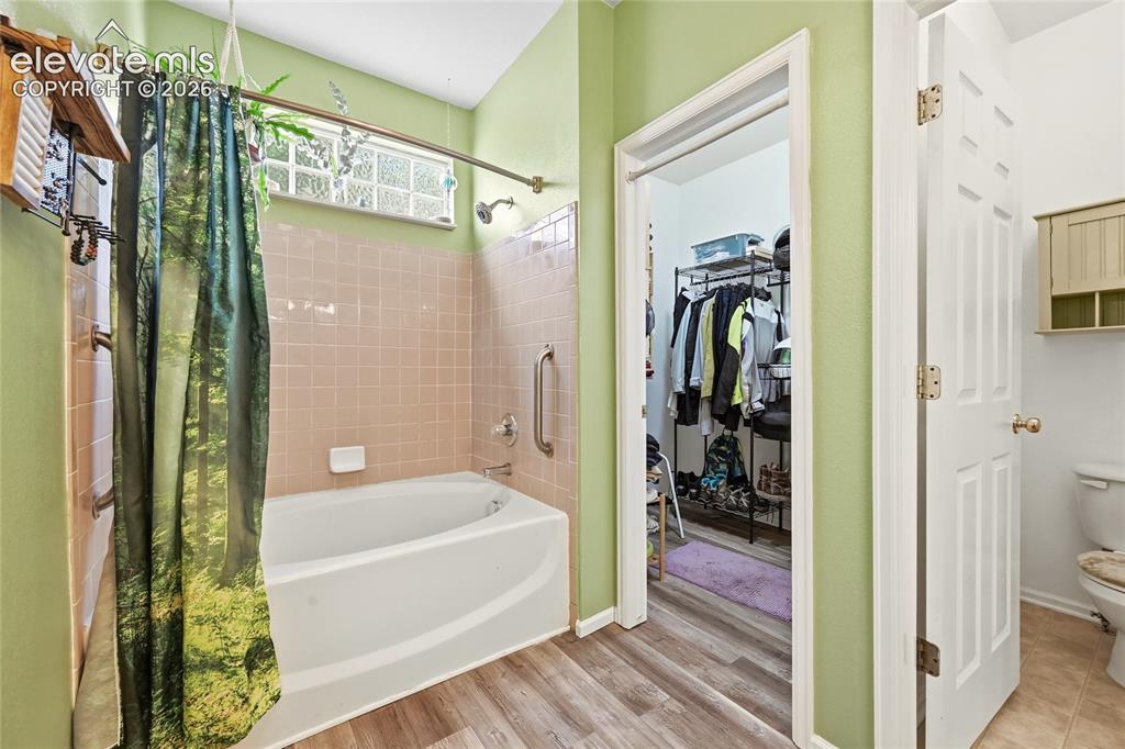 Image 16 of 34: Bathroom