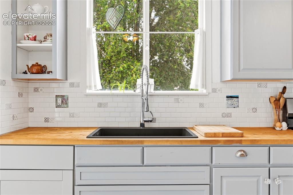 Image 8 of 34: Kitchen