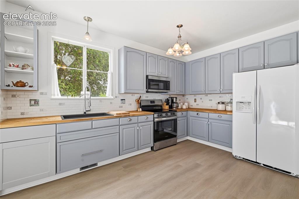 Image 9 of 34: Kitchen