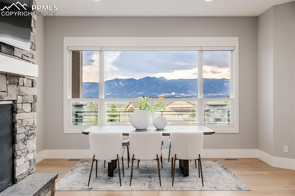 Image 10 of 50: Dining Area