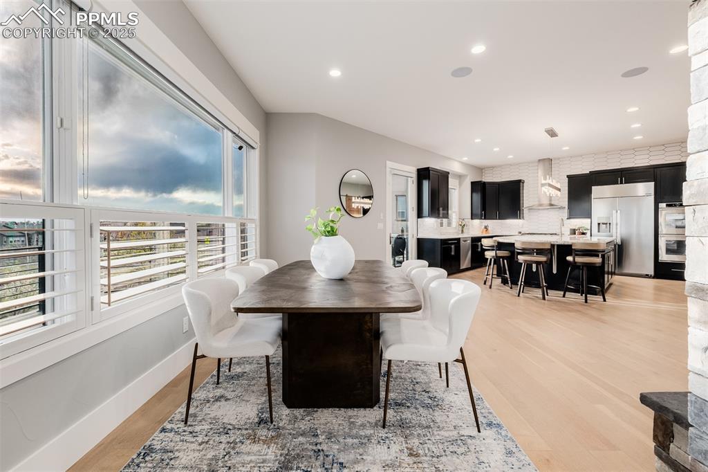 Image 11 of 50: Dining Area