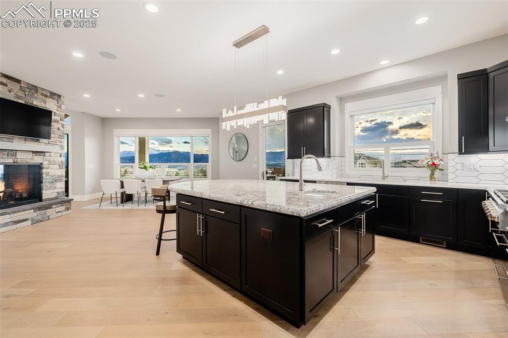 Image 14 of 50: Kitchen