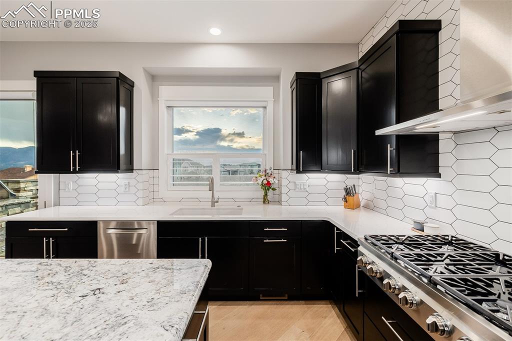 Image 15 of 50: Kitchen