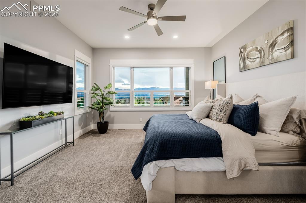 Image 19 of 50: Bedroom