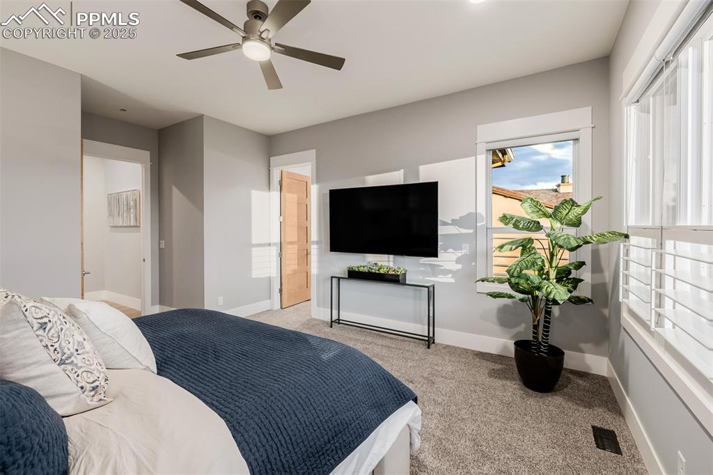 Image 21 of 50: Bedroom