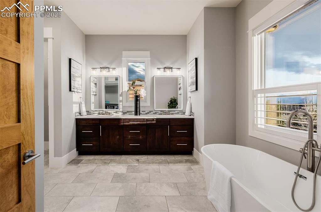 Image 23 of 50: Bathroom