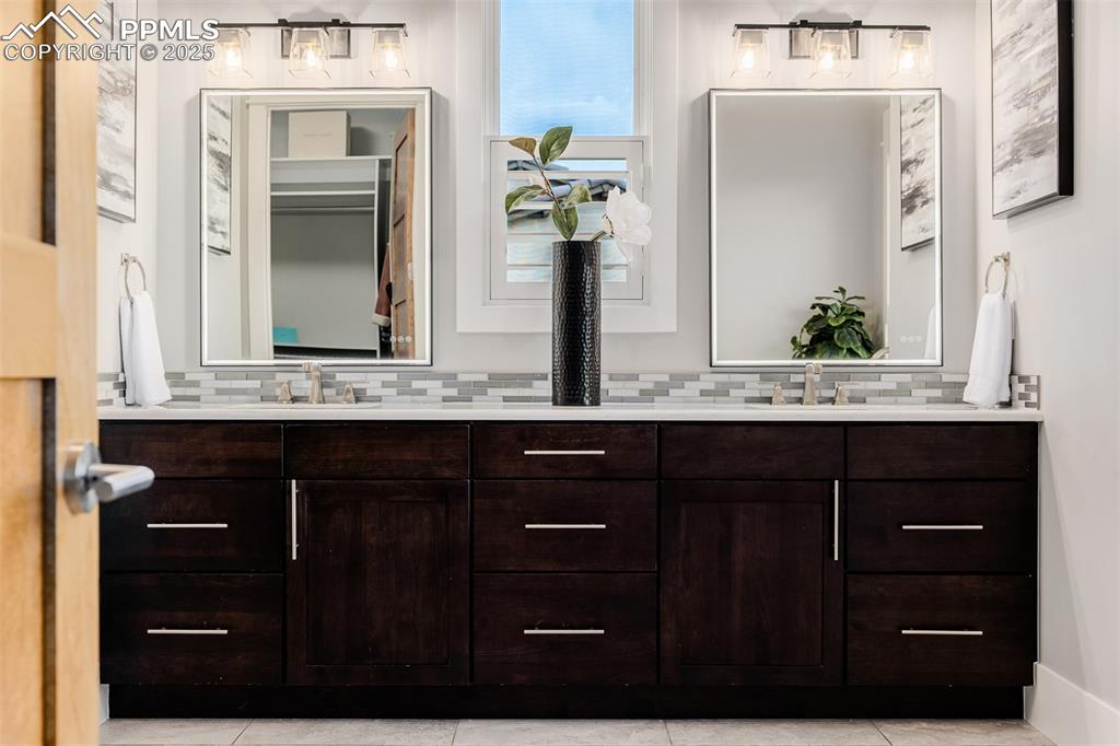 Image 24 of 50: Bathroom