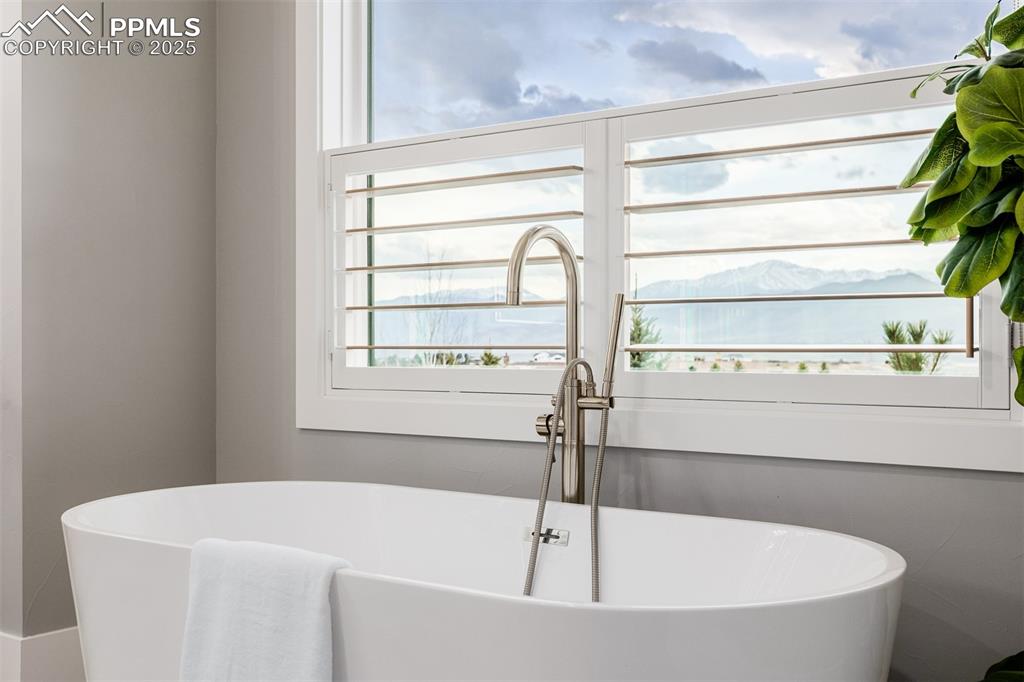 Image 25 of 50: Bathroom