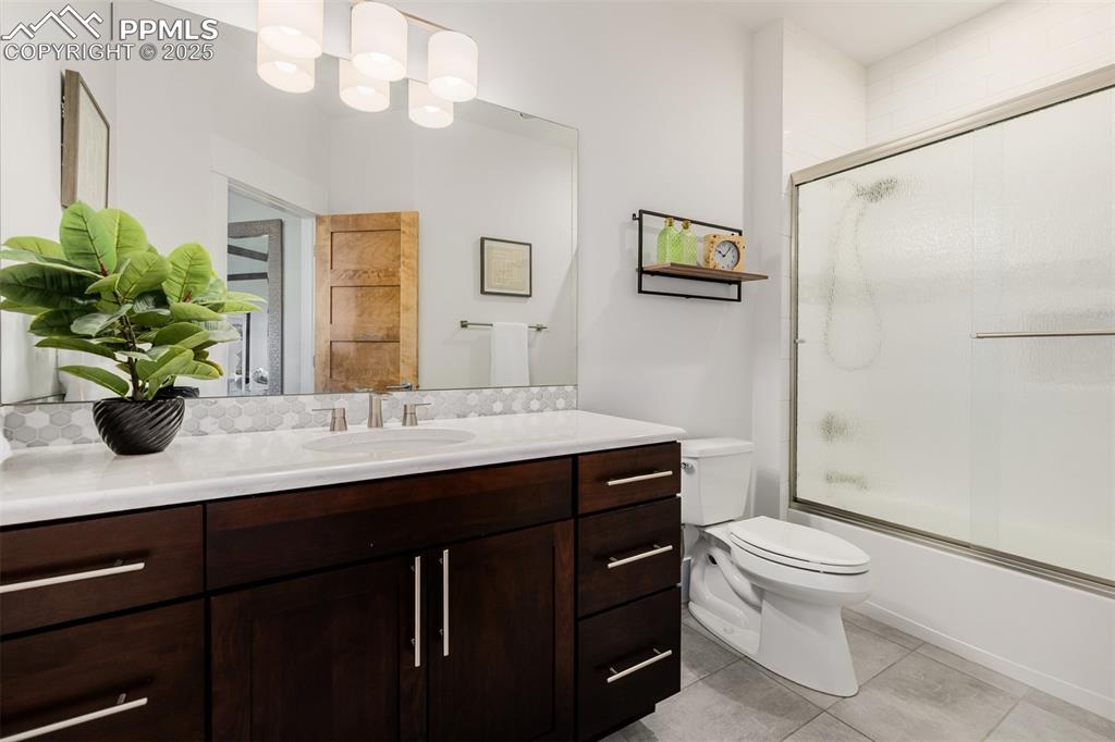 Image 27 of 50: Bathroom