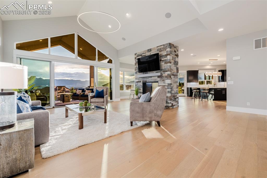 Image 3 of 50: Living Room