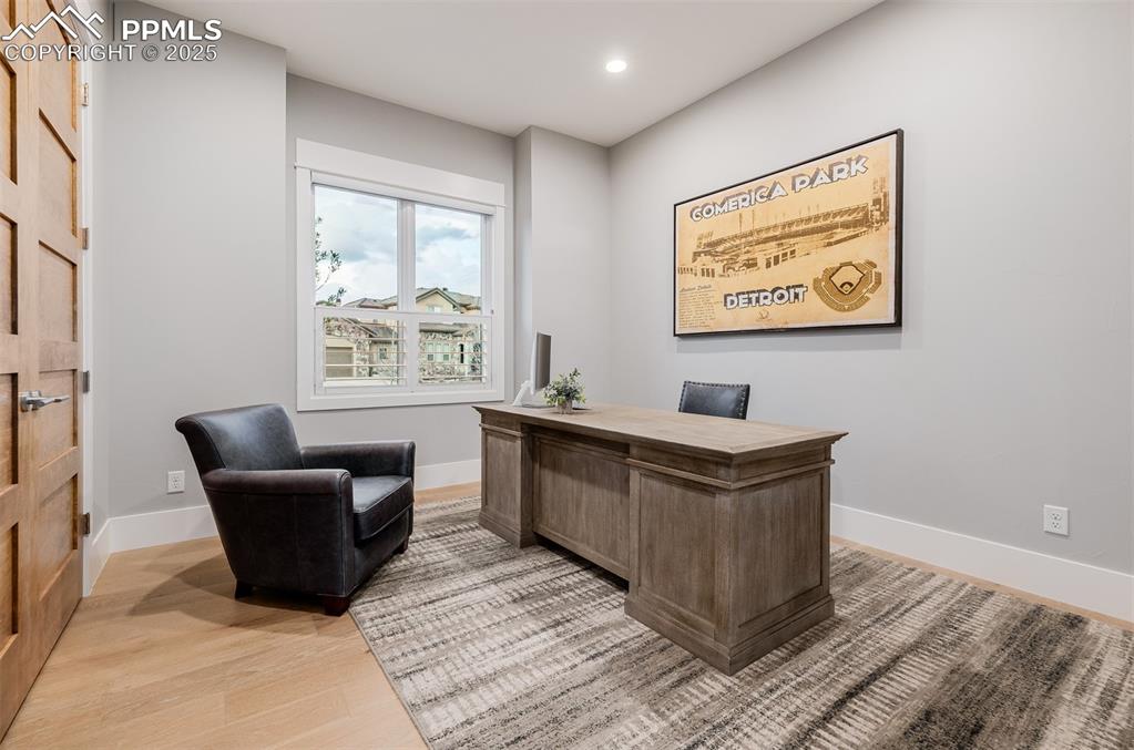 Image 30 of 50: Office