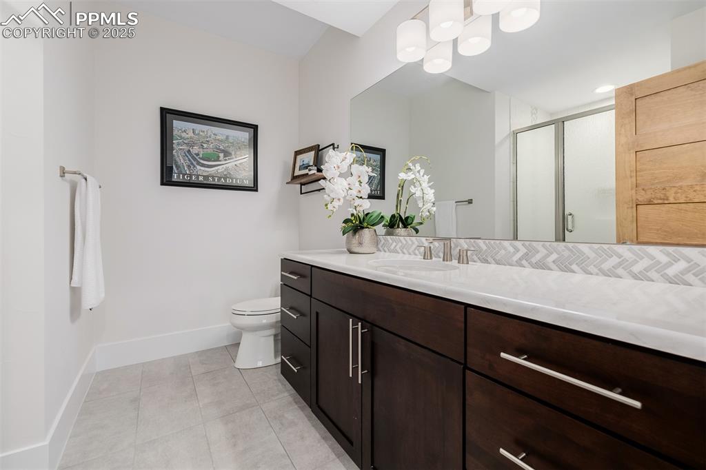 Image 31 of 50: Bathroom