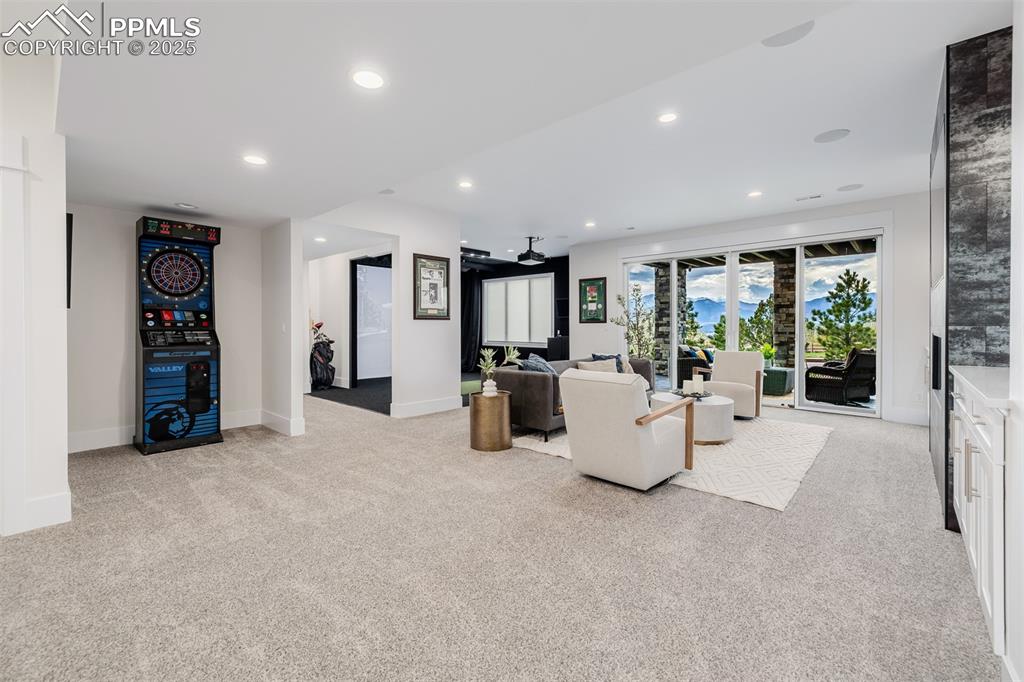 Image 33 of 50: Living Room