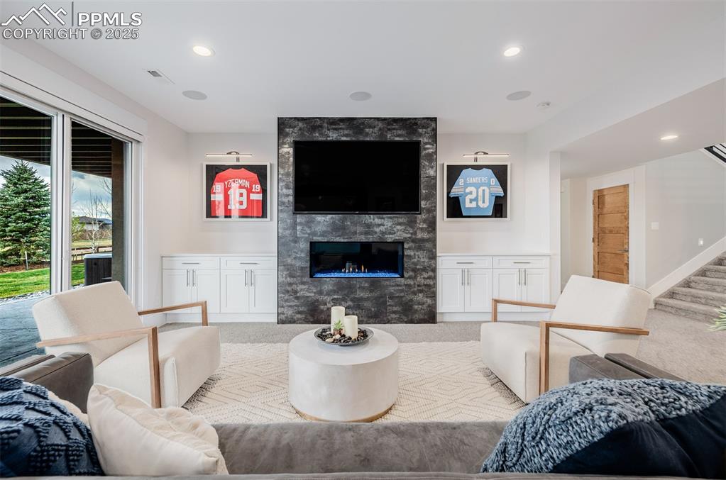 Image 34 of 50: Living Room