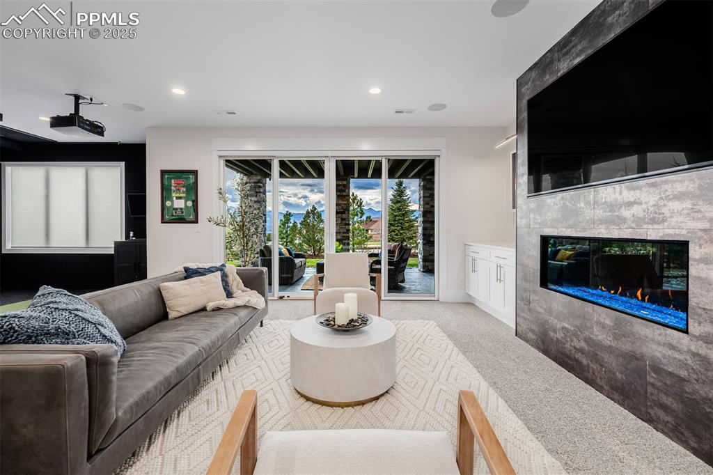 Image 35 of 50: Living Room