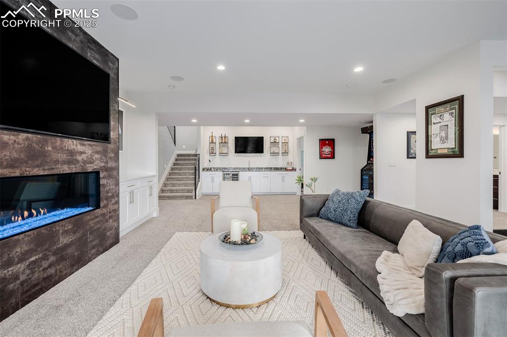 Image 36 of 50: Living Room