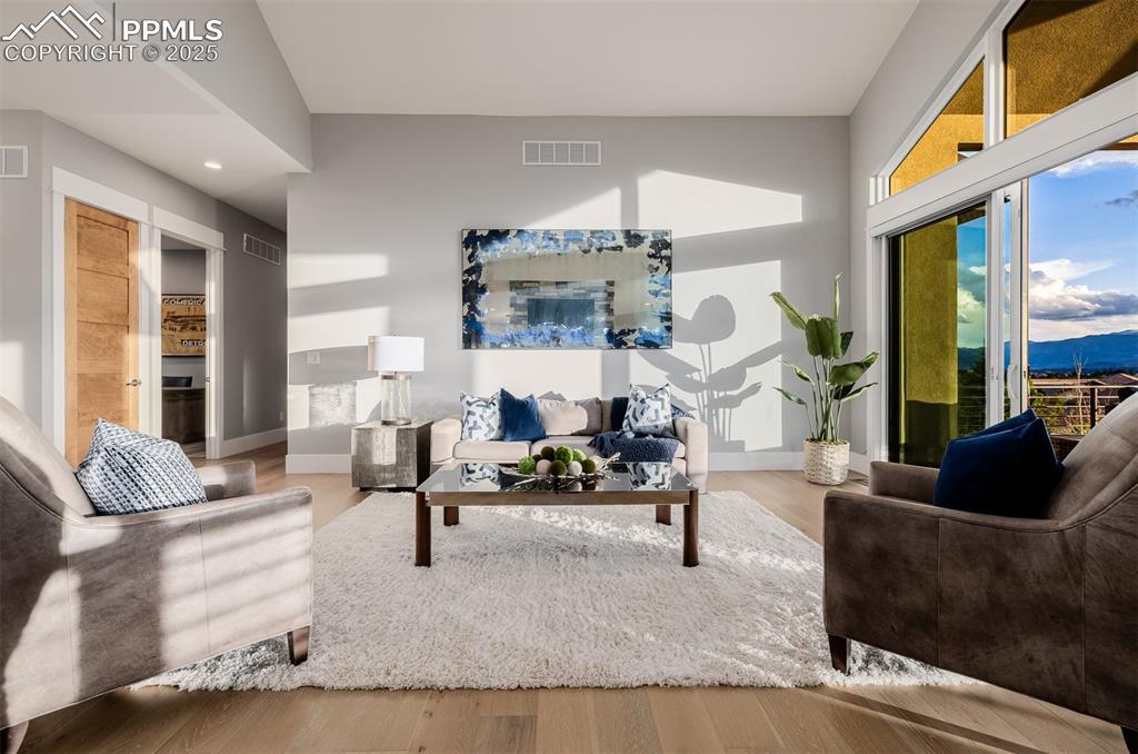 Image 4 of 50: Living Room