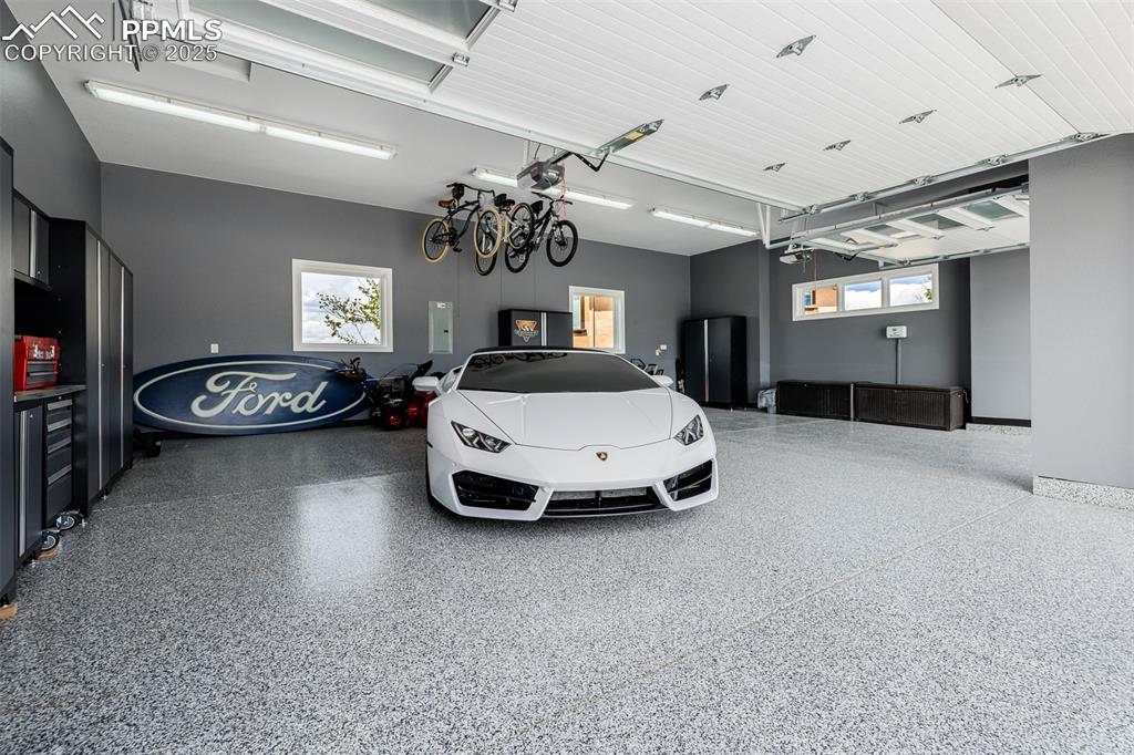 Image 48 of 50: Garage