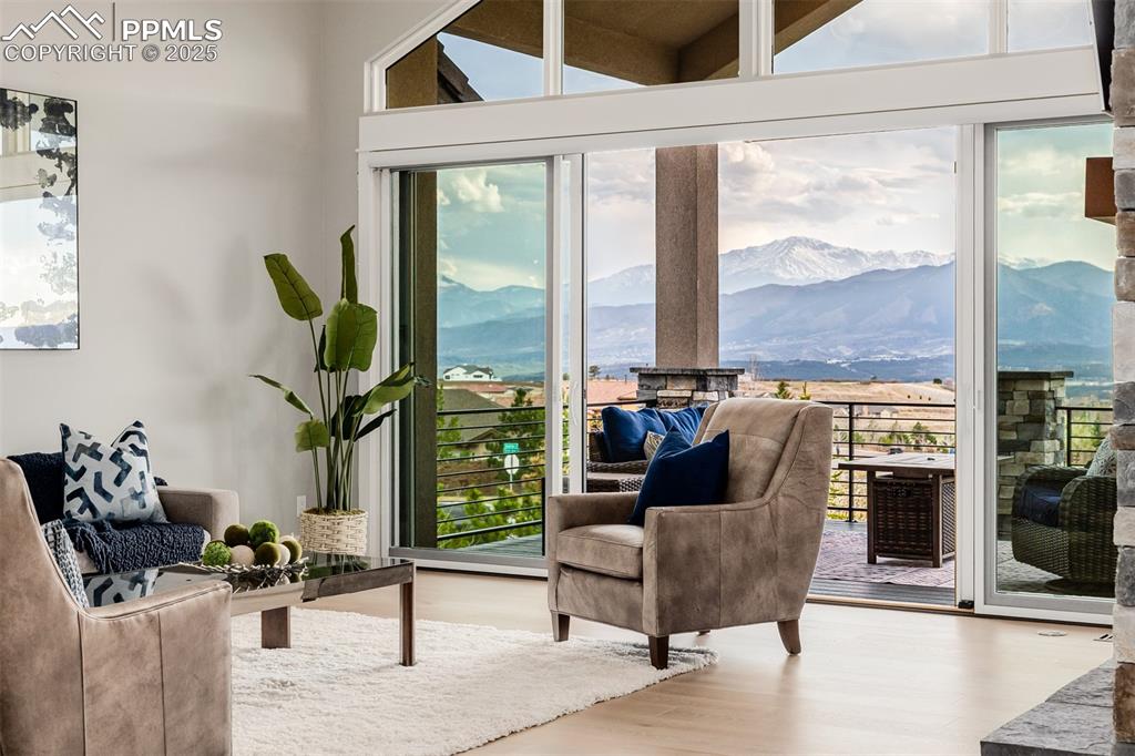 Image 5 of 50: Living Room