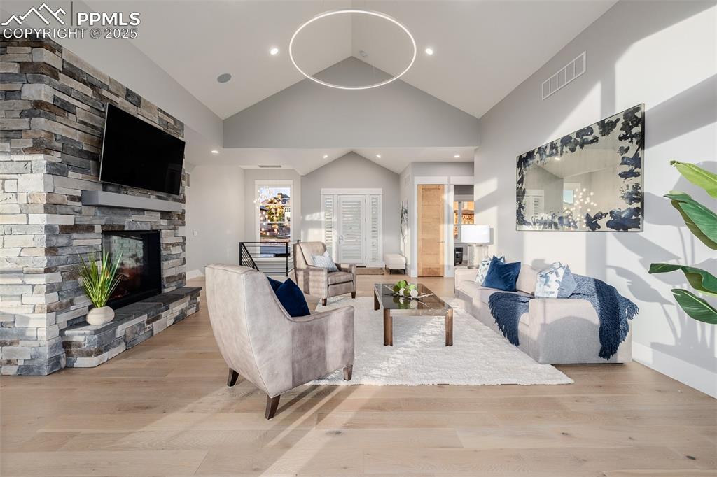 Image 6 of 50: Living Room