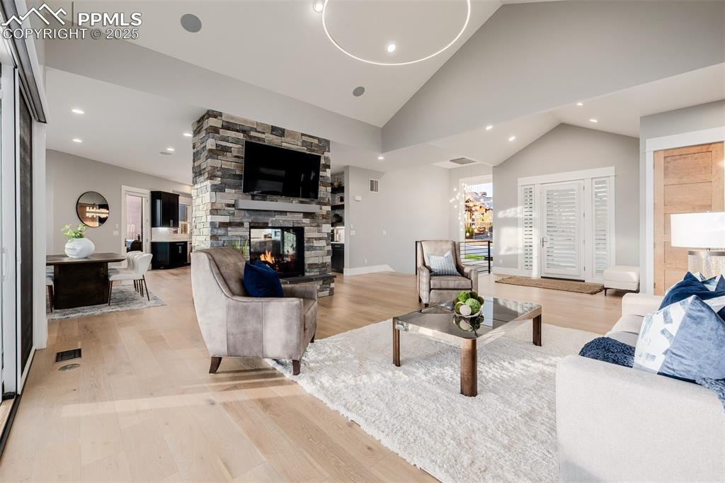 Image 7 of 50: Living Room