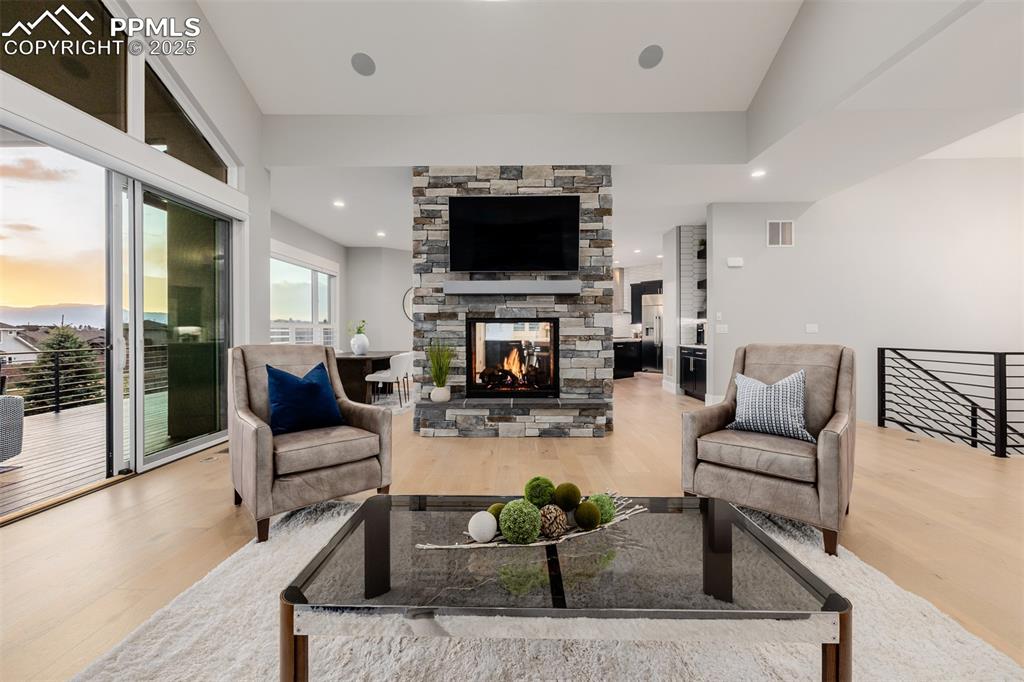 Image 8 of 50: Living Room