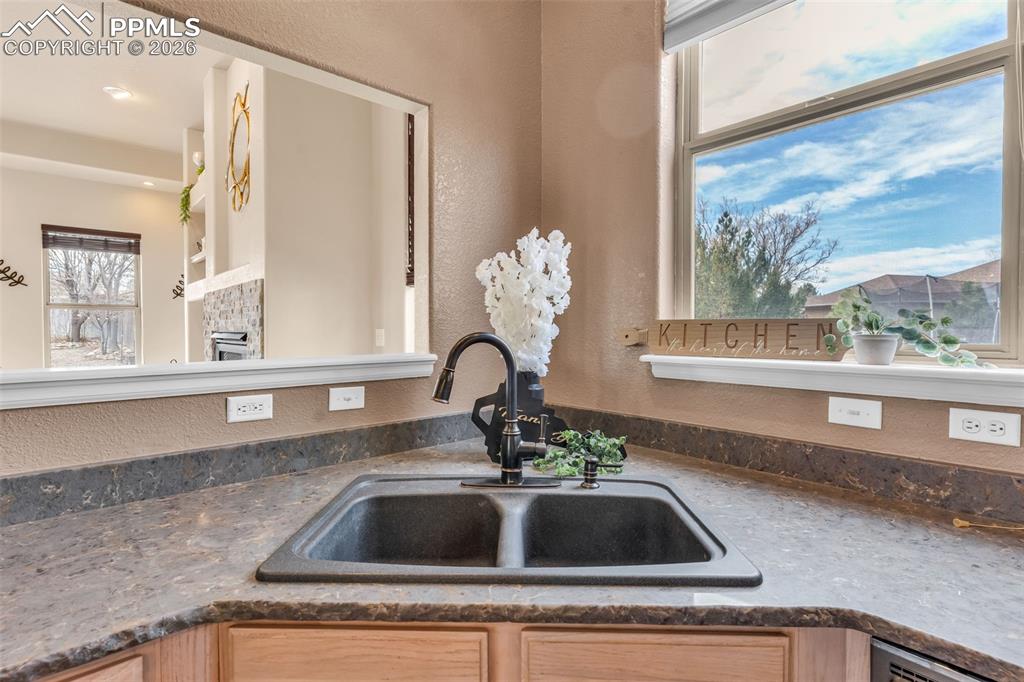 Image 13 of 49: Kitchen