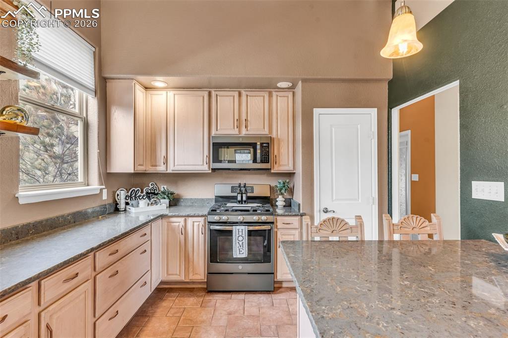 Image 14 of 49: Kitchen