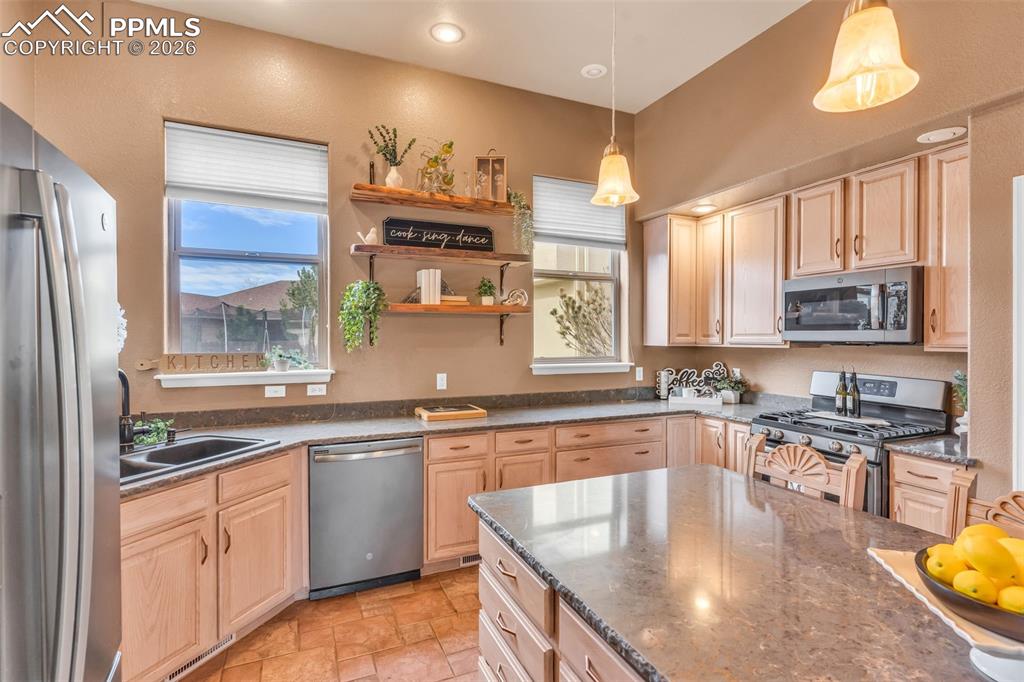 Image 15 of 49: Kitchen