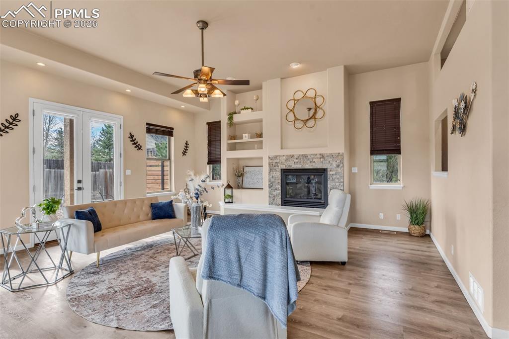 Image 18 of 49: Living Room