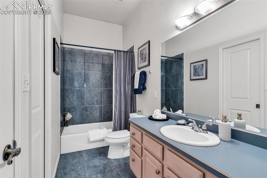 Image 32 of 49: Bathroom