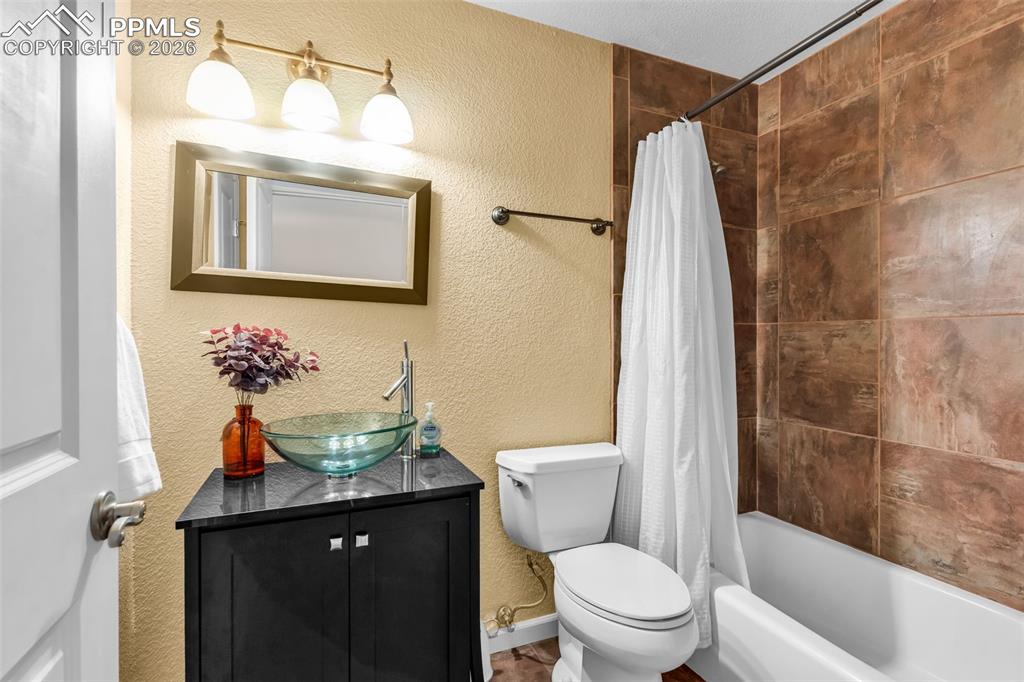 Image 38 of 49: Bathroom