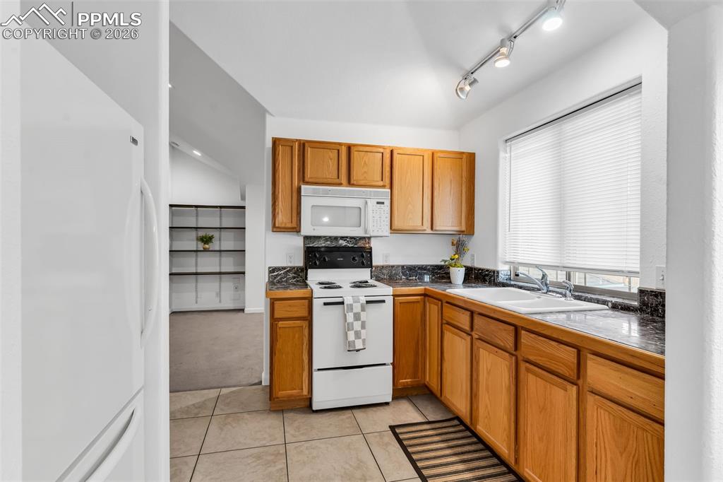 Image 40 of 49: Kitchen