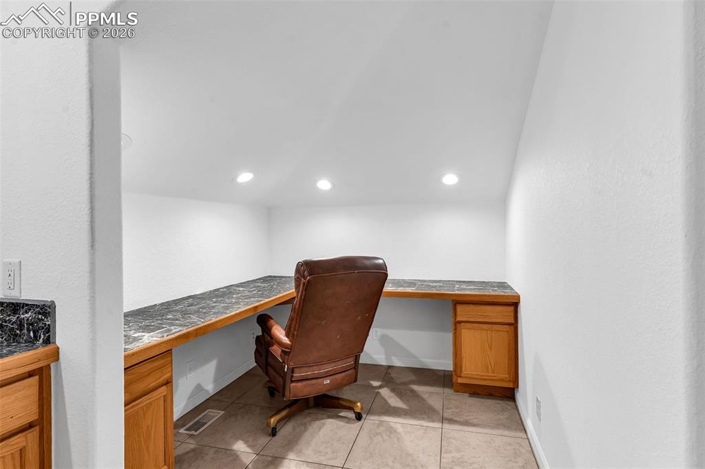 Image 42 of 49: Office