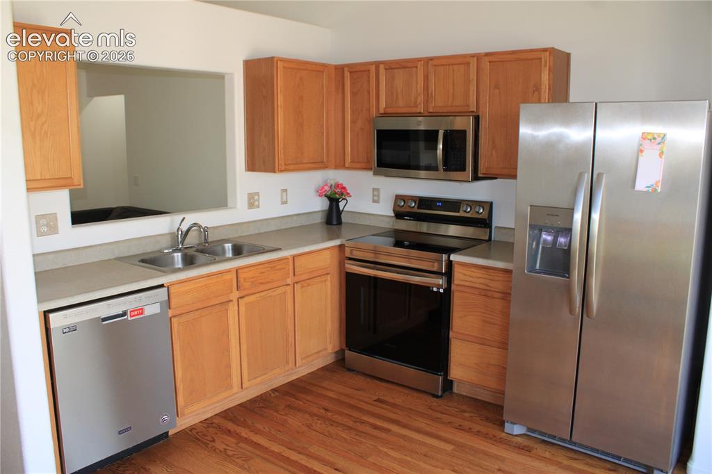 Image 13 of 31: Kitchen