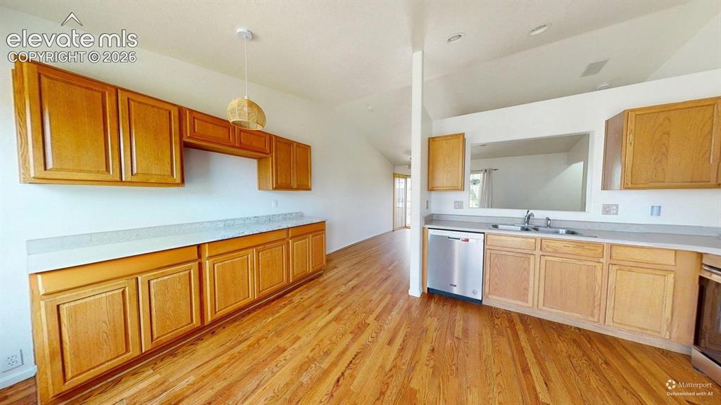 Image 16 of 31: Kitchen