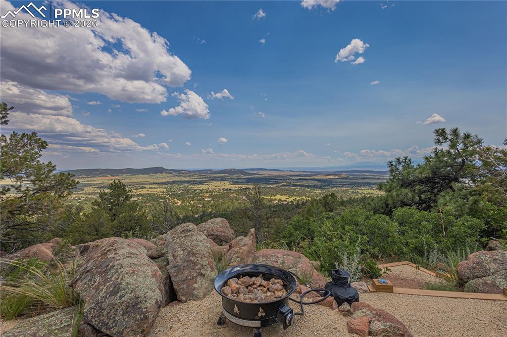 Image 21 of 24: Seller viewing area at Cul De Sac