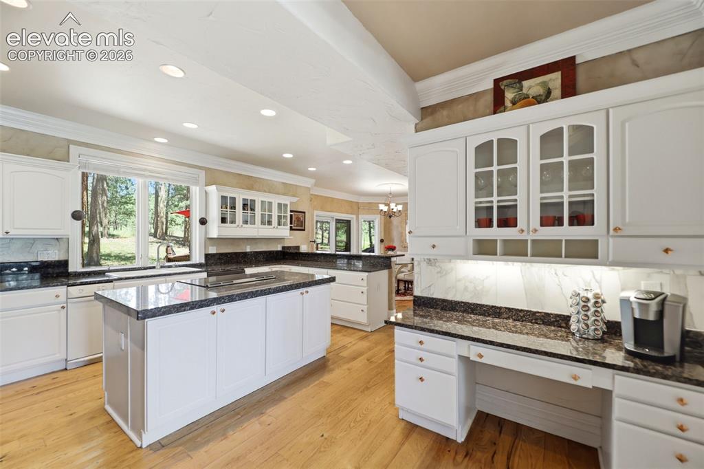Image 12 of 50: Kitchen